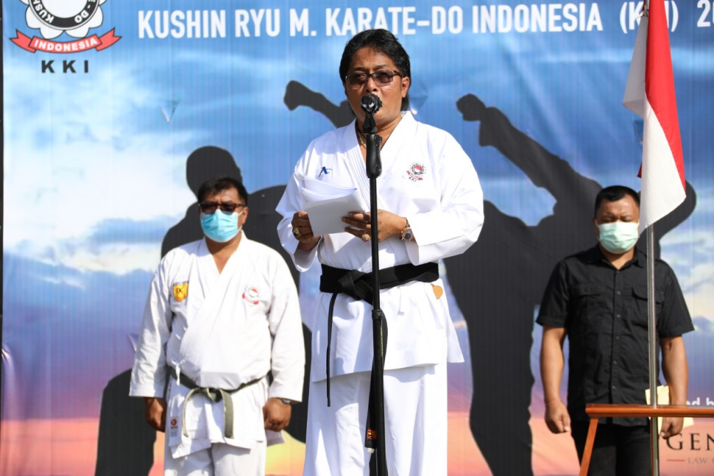 Hadiri Pembukaan Gashuku dan Ujian "DAN" Zona III, Bupati Giri Prasta Terima Sabuk Hitam Kehormatan KKI
